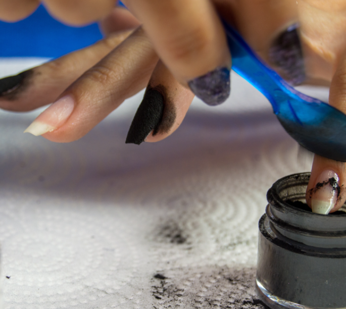 Powder varnish: what does it consist of