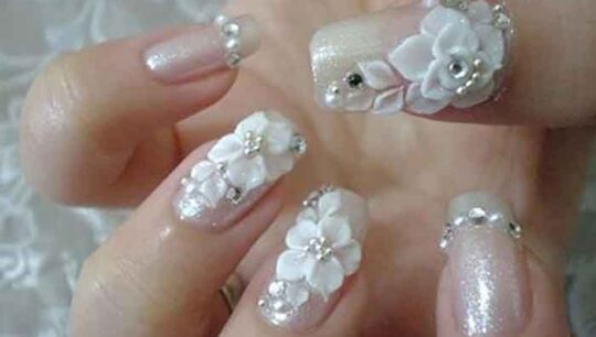 Nail Art: flowers and sparkles