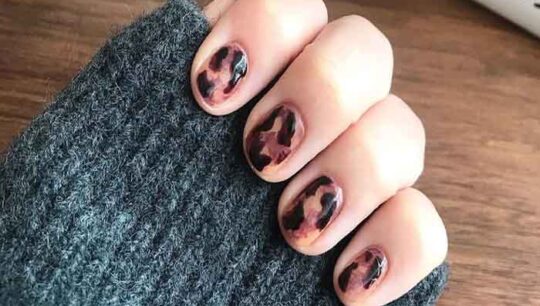 How to do tortoiseshell nails at home?